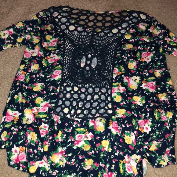 Quarter sleeve flowy floral shirt - Picture 3 of 3